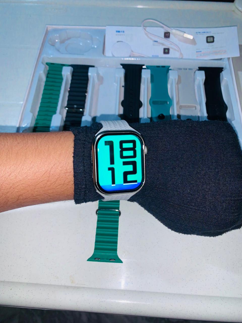 7+1 Smart Watch Series 10( Amoled Display , Fitness Tracking , Telephone Remind)